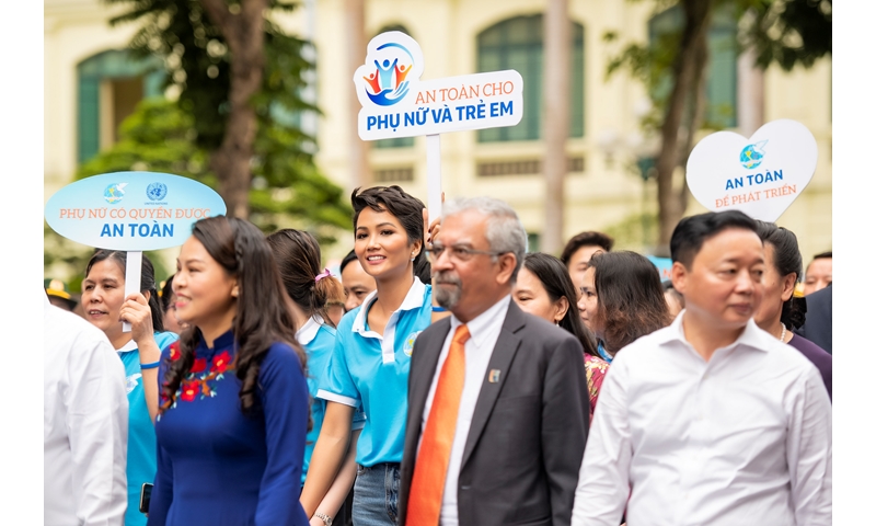 Hoa hậu H’Hen Niê xuống đường kêu gọi bảo vệ phụ nữ và trẻ em gái